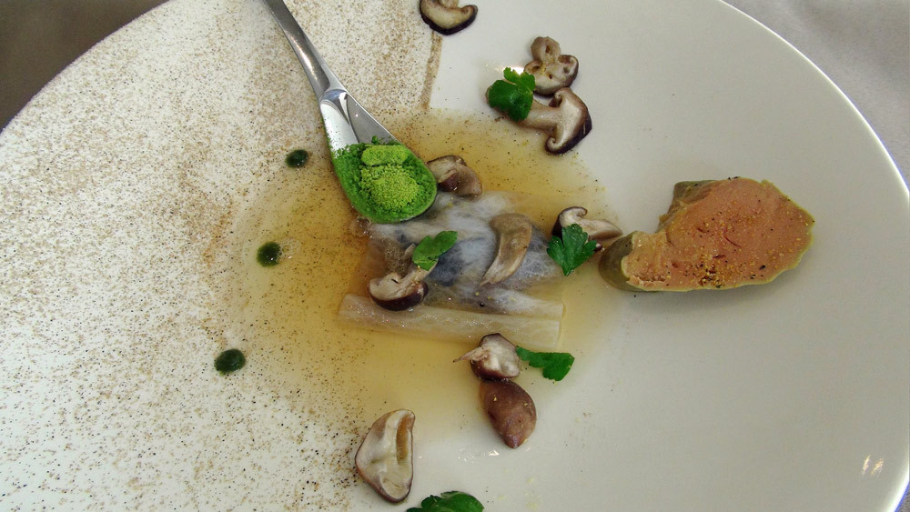 Shiitakes, bouillon de dashi (bouillon japonais à base de bonite séchée), foie gras (de canard !) chaud, froid et glacé