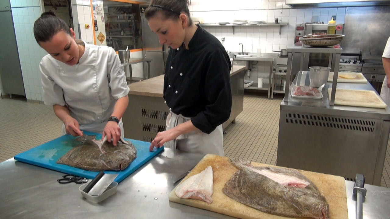 Barbara apprend à Carole à lever des filets de turbot (sauvage !)