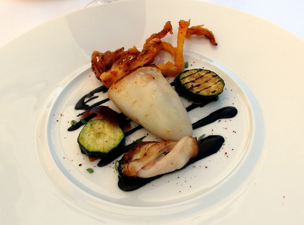 Chipirons aux poivrons colorés, jus à l'encre, courgette de notre jardin