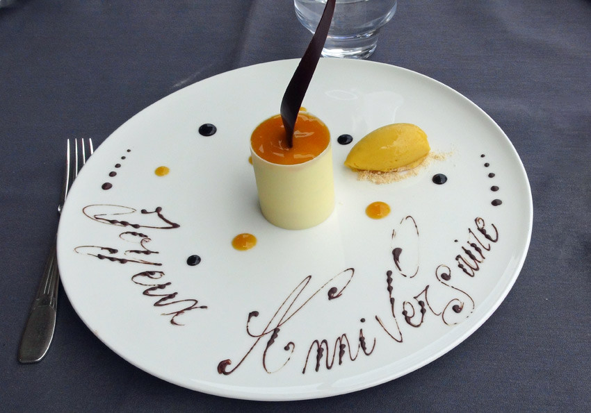 Tour d’ivoire, mousse légère de chocolat blanc, cœur coulant passion et sorbet pabana
