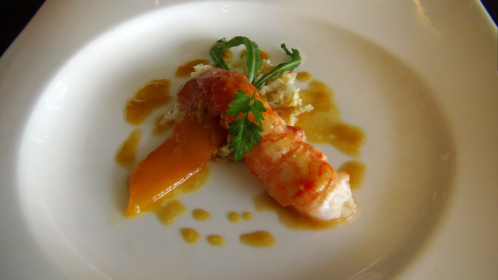 Patience : Langoustine poêlée, lamelle de mangue, jus à l'orange, citron vert et vanille