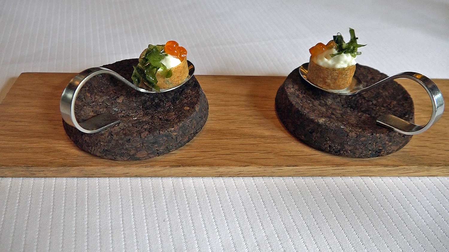 Amuse-bouche : Croustillant, mousse de sole, œufs de saumon et laitue de mer