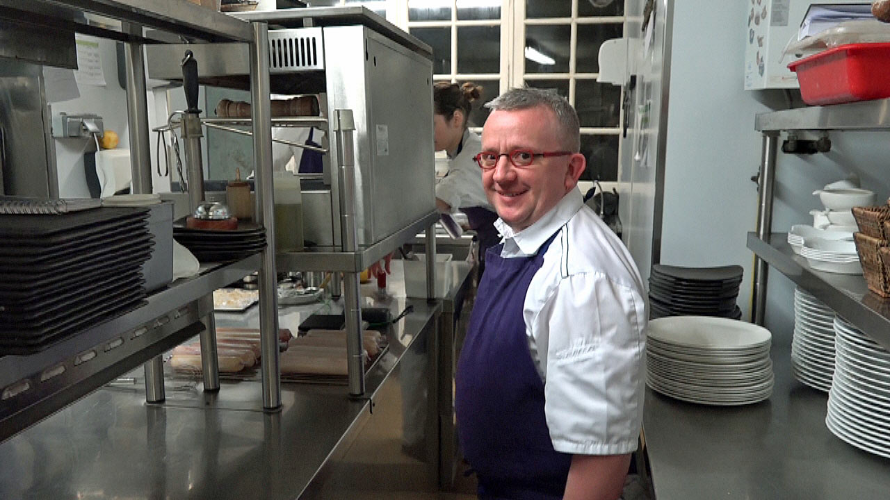 Accueil de Julien Perrodin dans sa cuisine