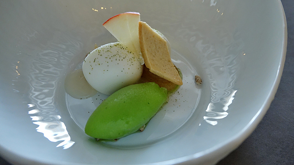La pomme de Saint-Martin d'Auxigny, compotée à l'ancienne, beurrée fouettée, sorbet au persil