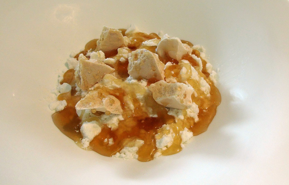 Neige de faisselle de chèvre, éclats de meringue et miel toutes fleurs