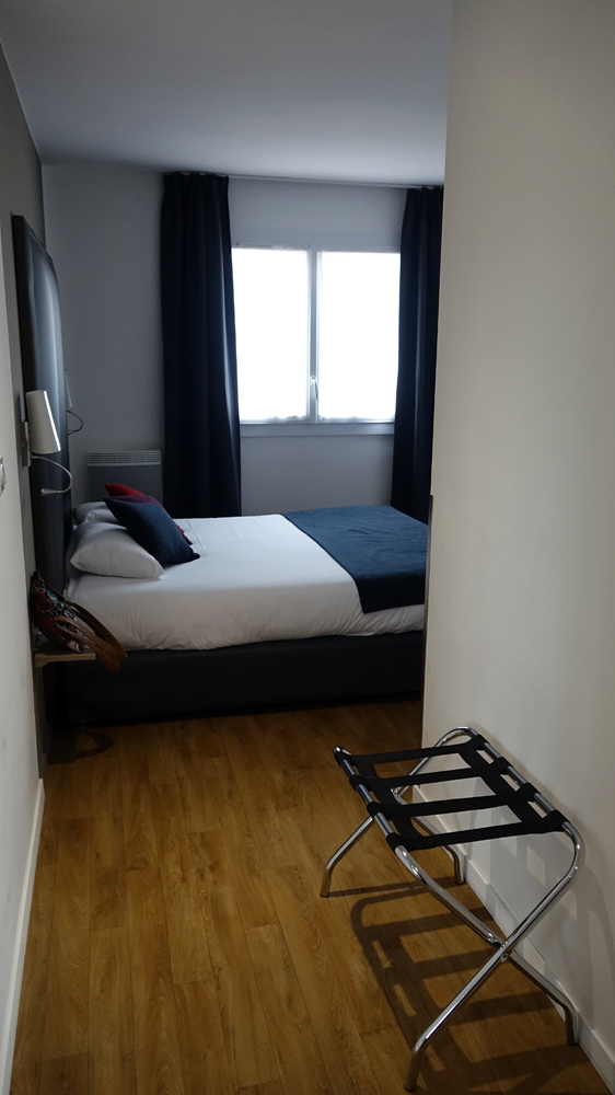 L'espace d'accès entre la porte d'entrée et le lit 160 x 200