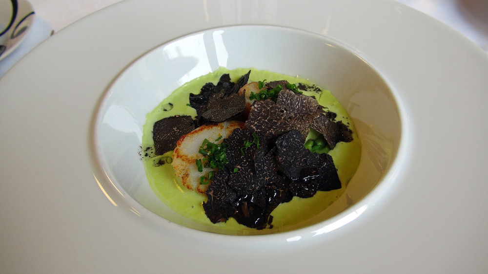 Saint-Jacques rôties, petits pois et truffe