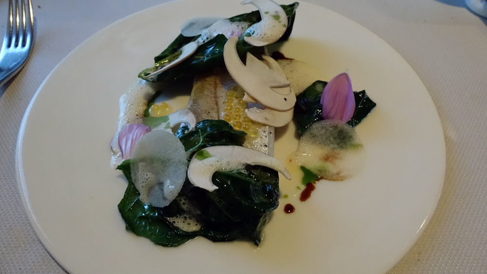 Merlan de ligne pêché au large de l'Herbaudière, sauce aux œufs de truite bio, copeaux de poire et cèpe, feuilles d'épinard du jardin
