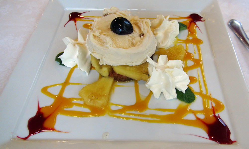 Retour de îles : Ananas frais sur fond de pain d'épices, infusion de Rhum, glace Rhum/raisin, pointe de Chantilly maison et coulis de mangue 