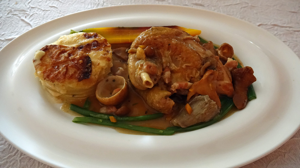 Suprême de pintade mijoté aux bolets et aux girolles, gratin de La Table d'Antan
