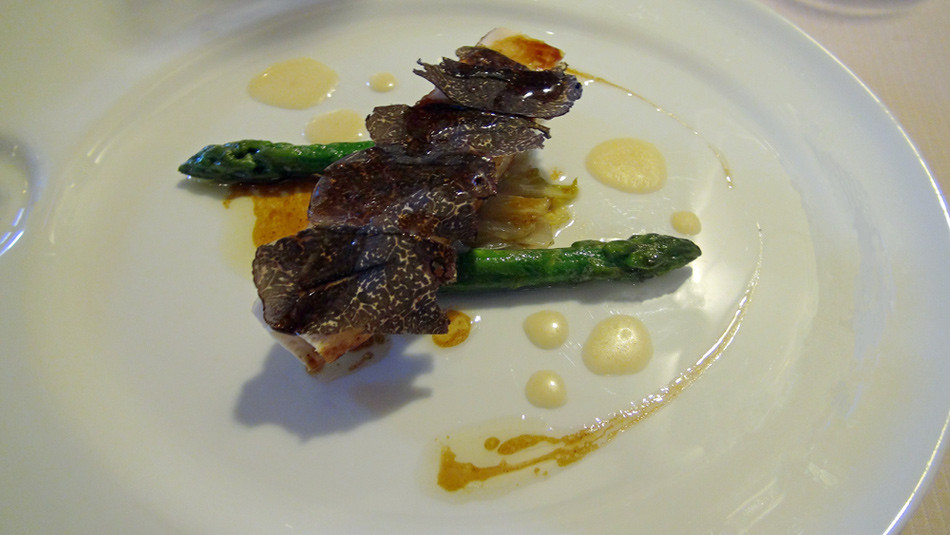 Suprême de pintade fermière, truffe, pointes d'asperges vertes et sauce au vin Jaune