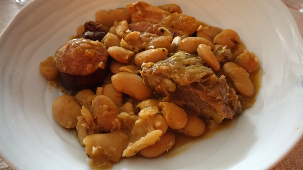 Cassoulet aux haricots géants dans l'assiette