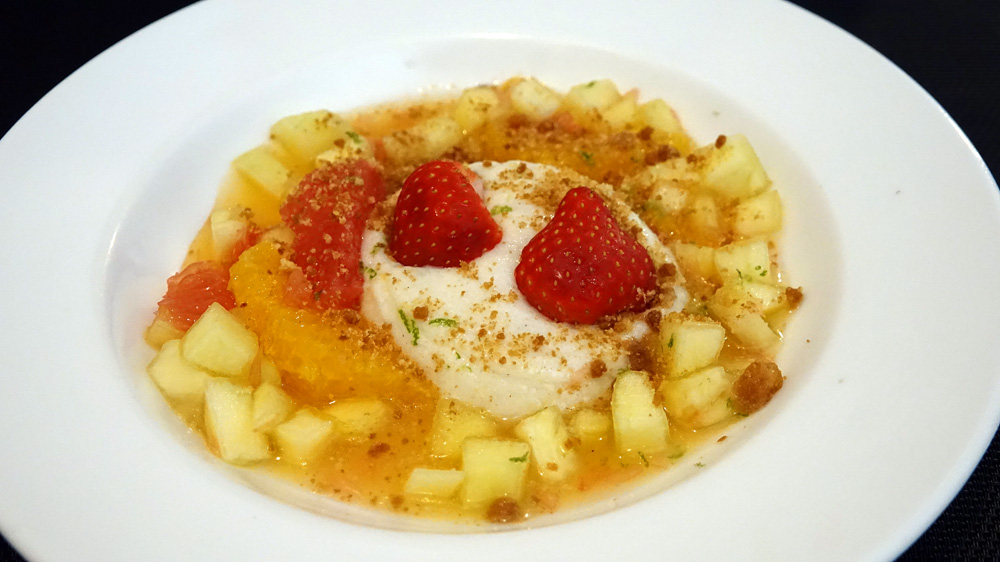 Salade de fruits frais, semoule au lait, tonka