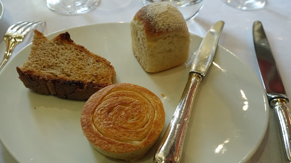 Tranche de campagne au levain, petit feuilleté ET un autre en brioche