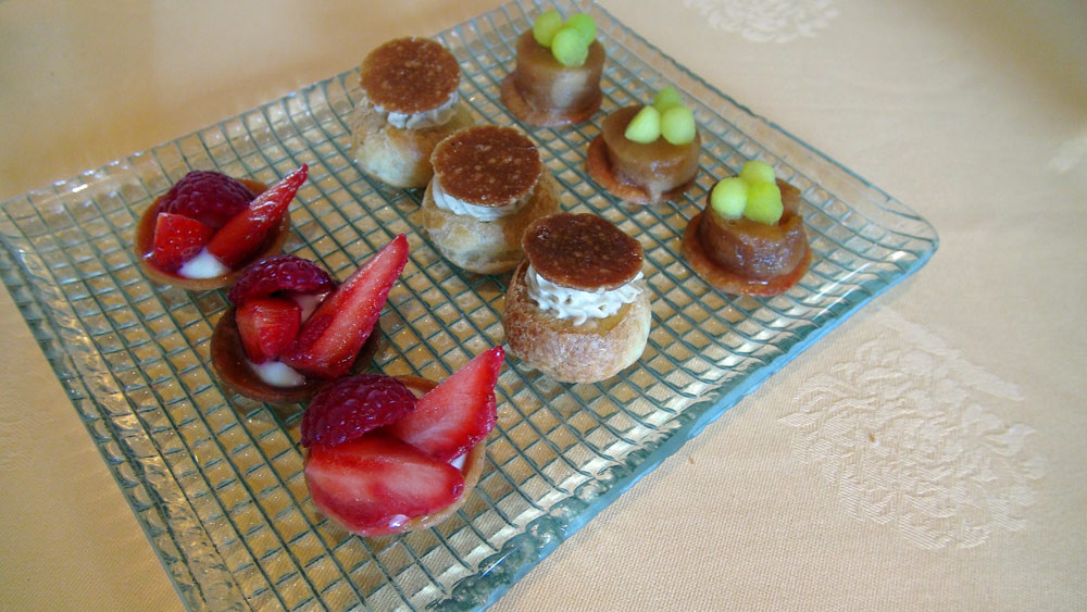 Mignardises : Tartelette aux fruits rouges - Chou façon Paris-Brest - Petite tarte Tatin et billes de pomme légèrement colorées à la manzana