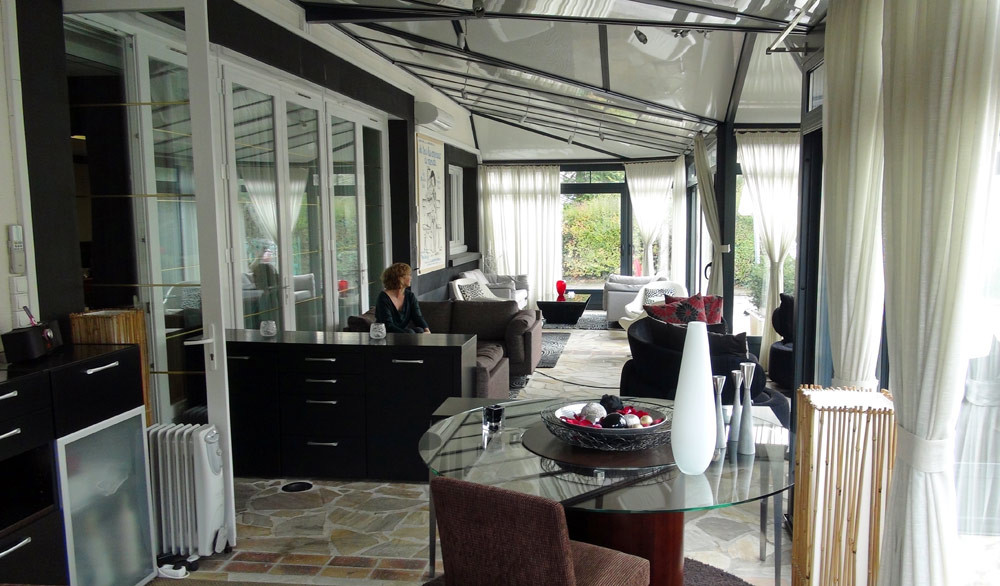 A l'intérieur, la salle-verrière pour l'apéritif 