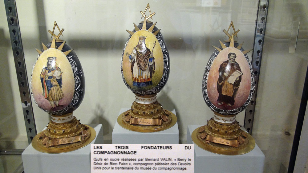 Les trois œufs en pastillage et colorants alimentaires sont l’œuvre de Bernard Valin, "Berry le Désir de Bien Faire". Réalisés en 1998 pour le trentenaire du musée, ils sont un hommage aux trois fondateurs légendaires du Compagnonnage
