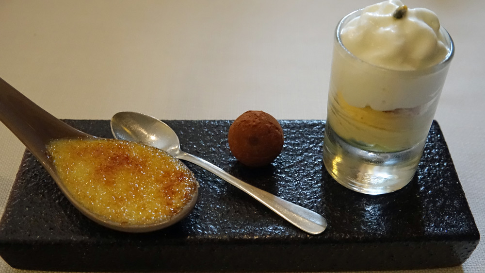 Mignardises : Verrine d'avocat, passion et mousse coco et Crème brûlée au yuzu