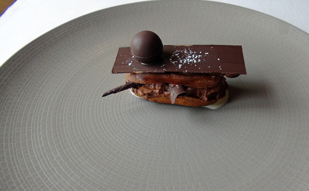 Choux craquant, chantilly chocolat, éclats de chocolat