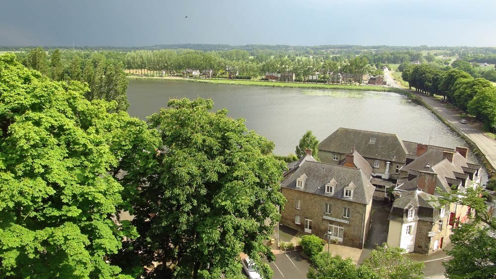 Vue depuis le chemin de ronde crénelé du château