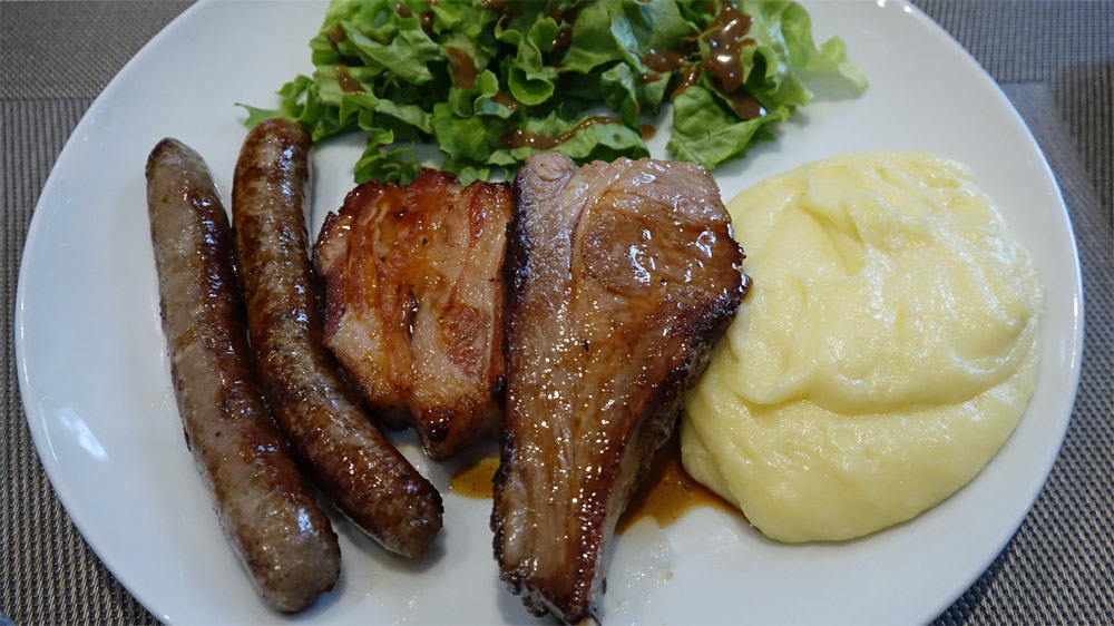 Trilogie d'Allaiton, composée de deux Saucisses d'agneau, d'un morceau de Feuillantine et d'une Côtelette