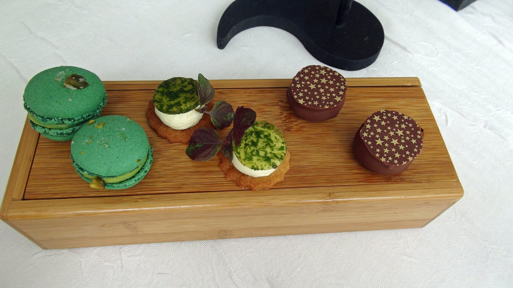 Macaron pistache - Tartelette citronnelle et citron - Chocolat framboise et citron