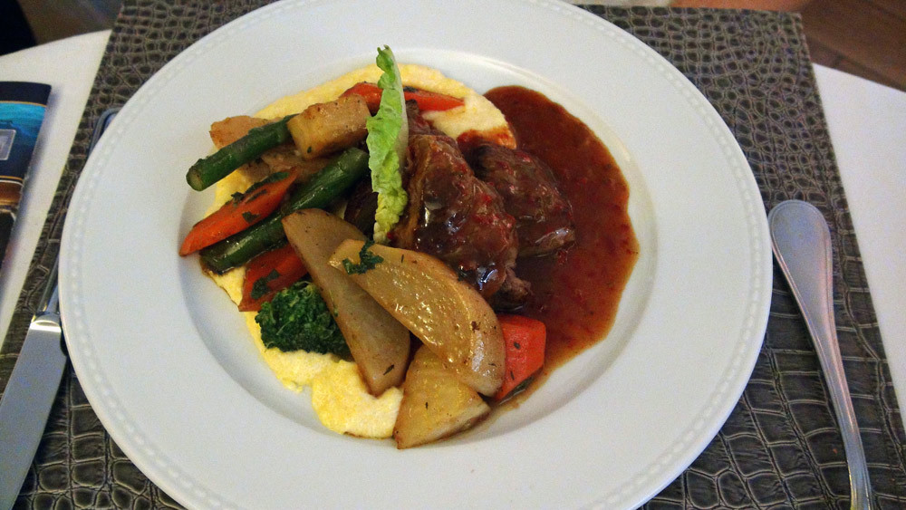 Saltimboccas de veau, sauce sauge, petits légumes et polenta