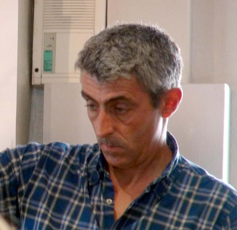 Charles Olascuaga au service du vin au verre