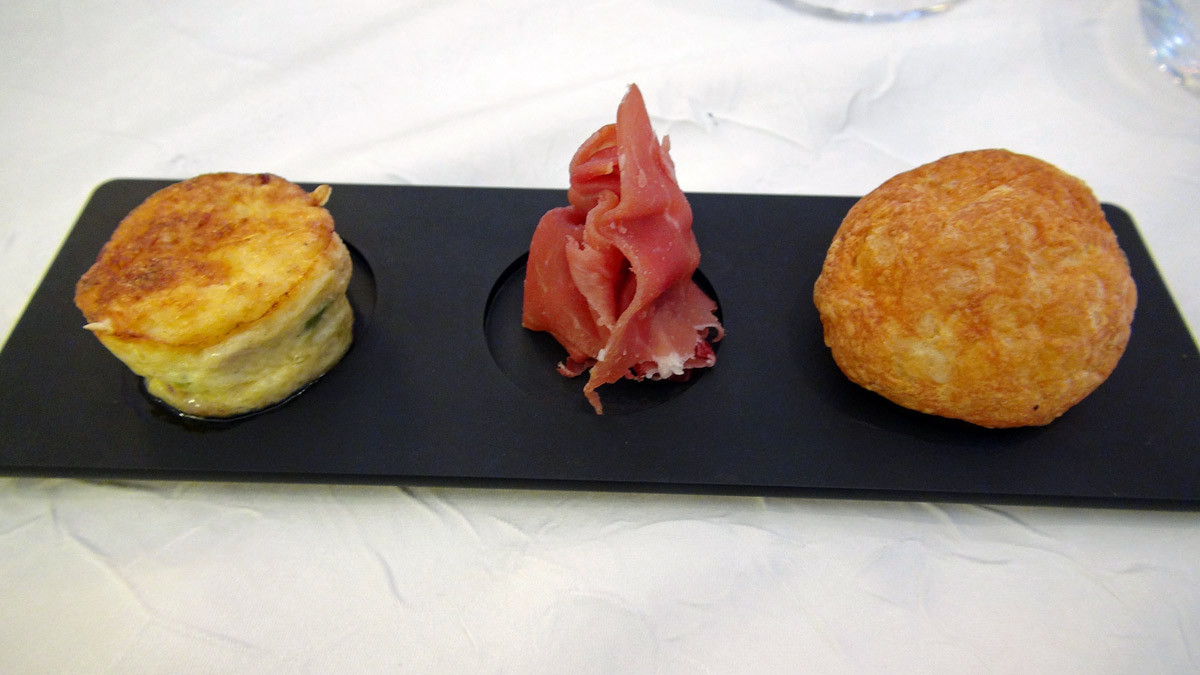 Quiche au poireau, Chiffonnade de jambon cru et Gougère