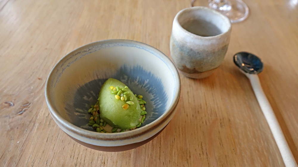 Crémeux au thé, sorbet au basilic thaï, graines de massala et Eau fraîche infusée aux feuilles de figuier