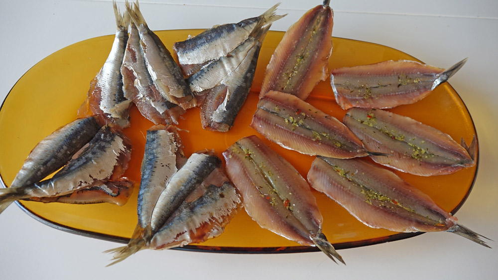 Produits achetés, anchois et sardines fumés, et dégustés !