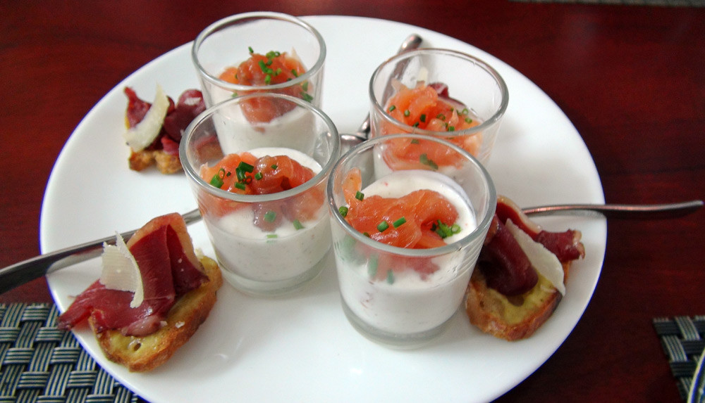 Fromage blanc, poudre des fées & saumon fumé en verrine - Taoast au magret de canard fumé, parmesan & moutarde Savora