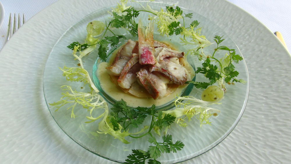 Tartelette croustillante de rouget, chorizo et oreille de cochon