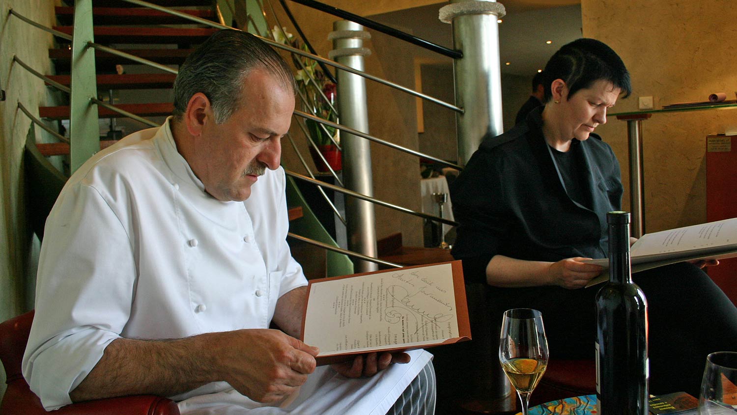 Véronique & Jean-Paul Abadie en 2004 en train de lire le menu dédicacé par Jean-Paul Jeunet le 22 mars