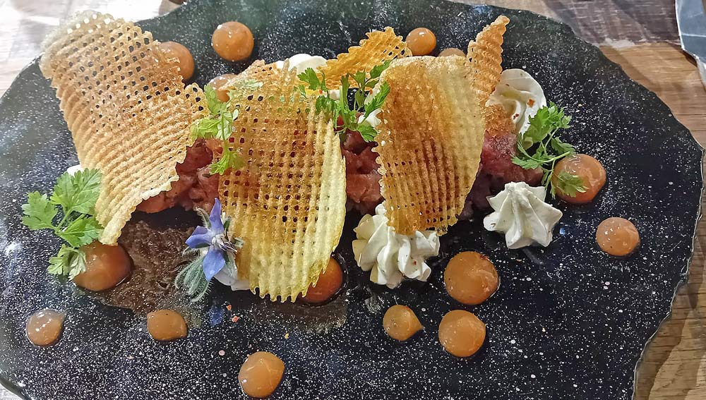 Thon rouge de ligne mariné coriandre et citron vert, mascarpone, pommes gaufrettes et extraction d’un gaspacho