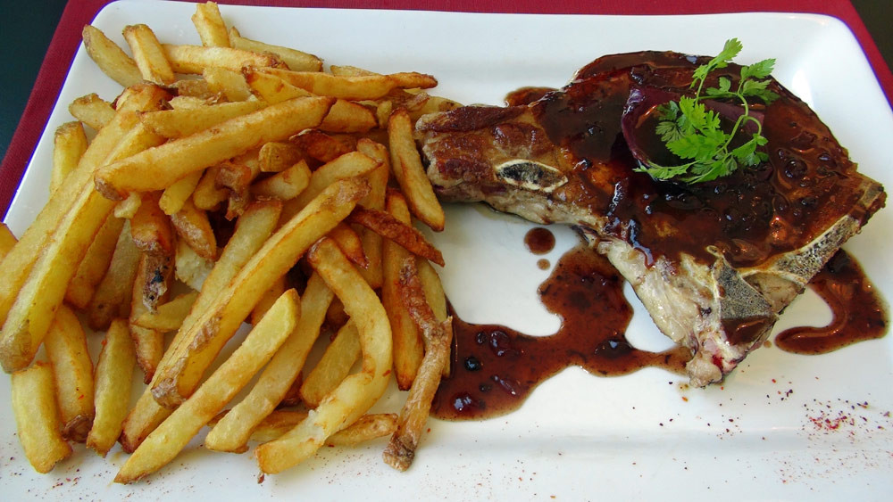 Xuleta de cochon de chez "Manex", frites Amatxi 