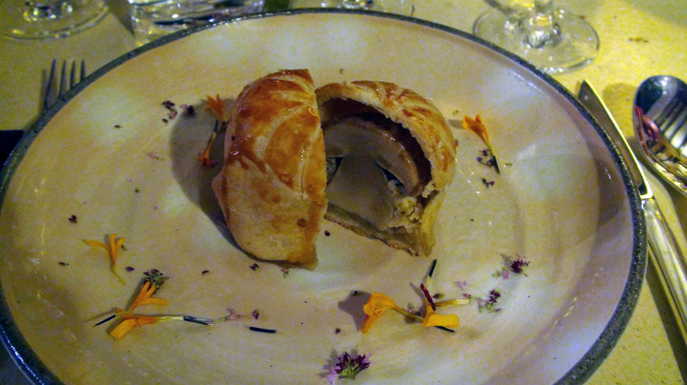 Cèpe en croute, foie gras, velouté à la tanaisie  (Christophe Hay)