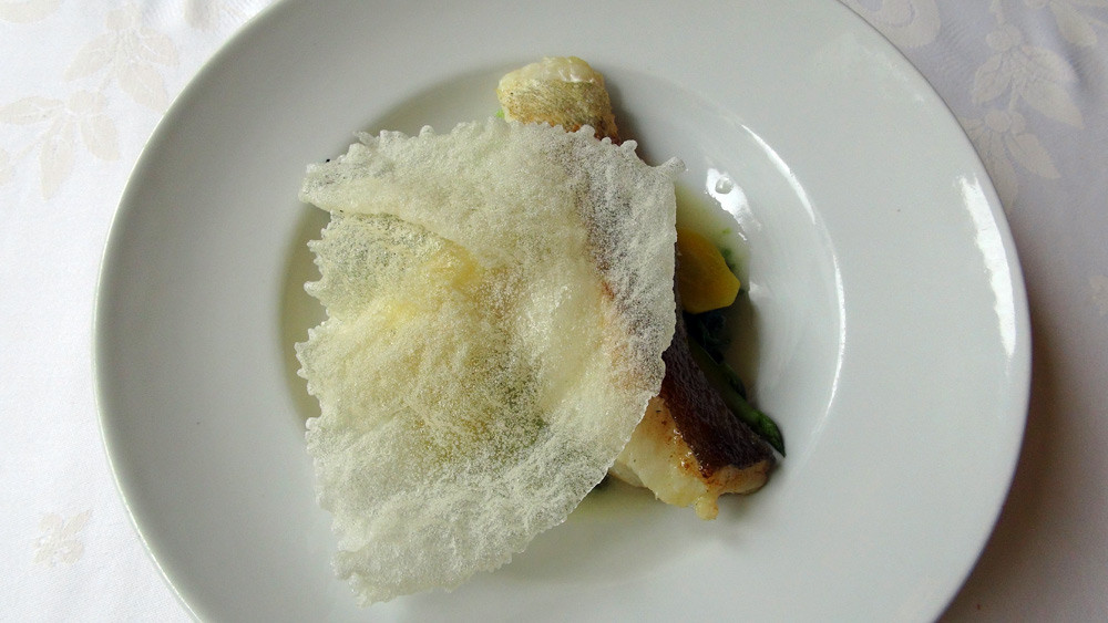 Filet de cabillaud rôti, jus d'arête sauce citron vert et à l'huile de noix, asperges vertes et quelques légumes du moment