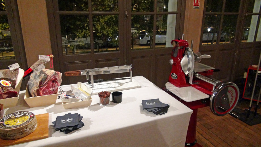 Le buffet, avant l'arrivée des invités du 2ème balcon