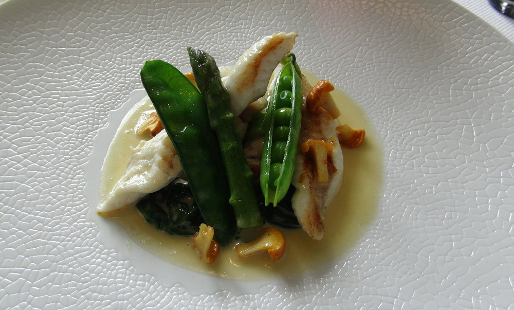 Risotto de sole et de tête de veau, asperges vertes et girolles crues