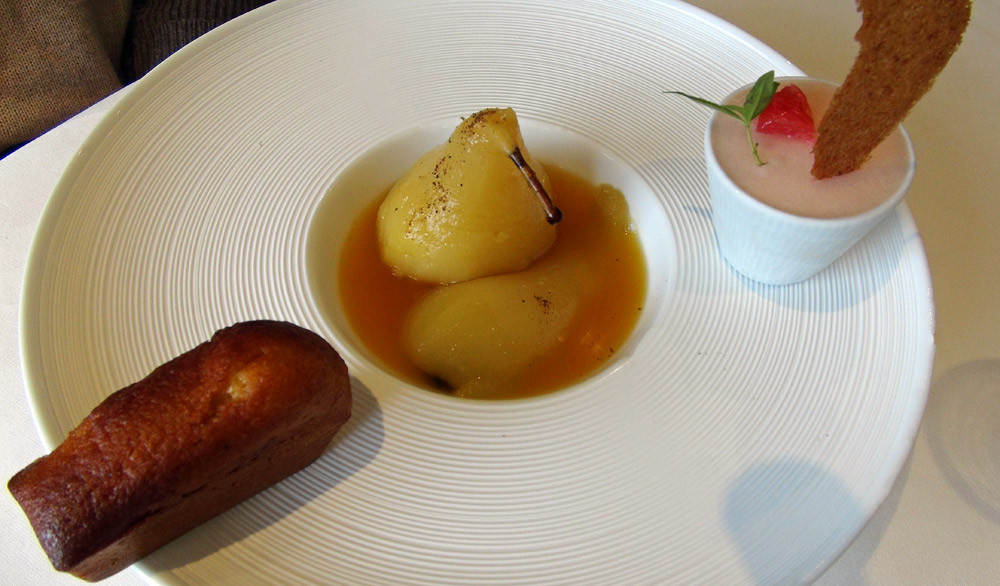 Poire conférence cuite, tiède, jus de passion, cake carotte-cumin, sorbet pamplemousse