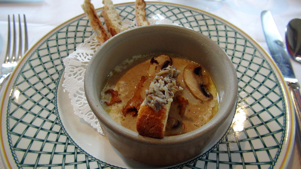 Œuf fermier en cocotte, crème de champignons et mouillettes moelleuses 