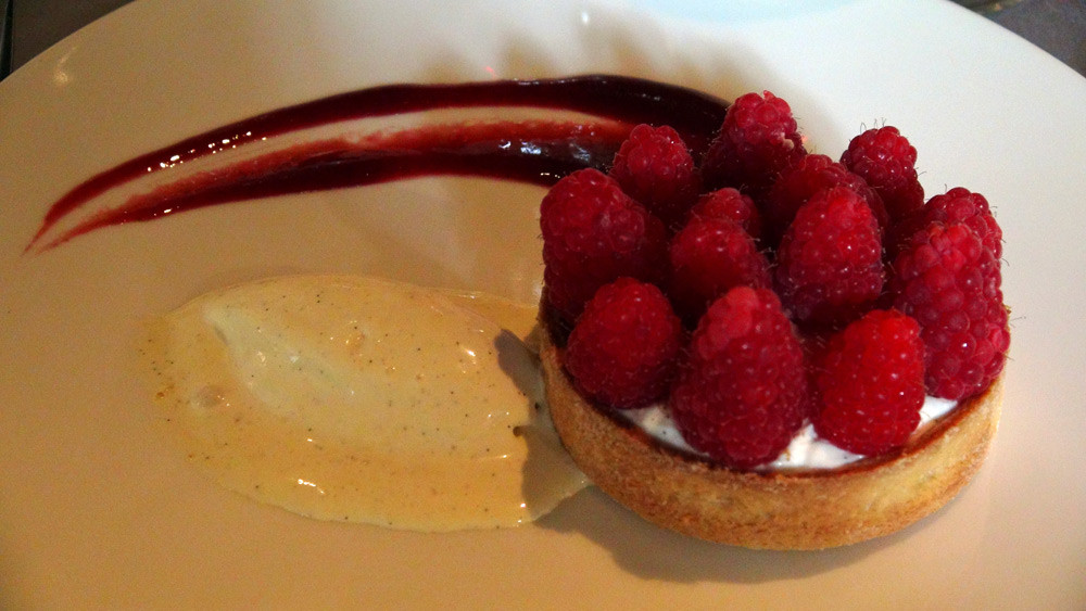 Tartelette framboises, mousse de fromage blanc  à  la vanille de Madagascar, réduction de fruits rouges  et Banyuls