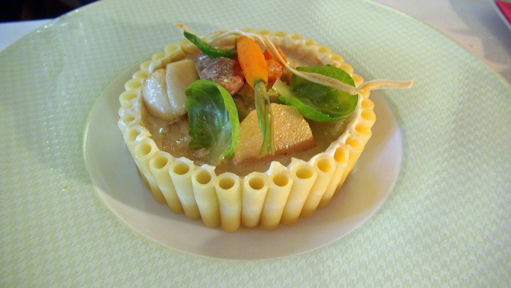 Sot l’y laisse de volaille et  noix de Saint-Jacques comme une blanquette, timbale de macaronis et légumes d’hiver