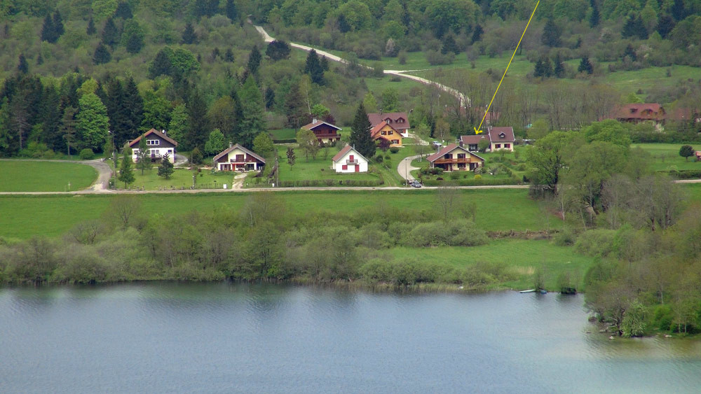 Le lac d'Ilay et notre gîte en arrière-plan