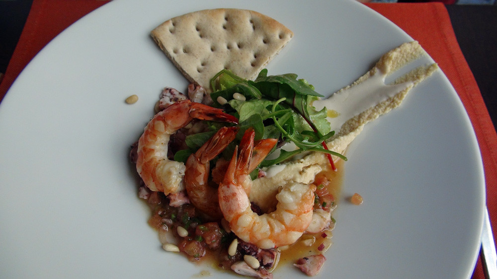 Gambas poêlées et poulpe mariné sur son houmous, sauce vierge parfumée au cumin