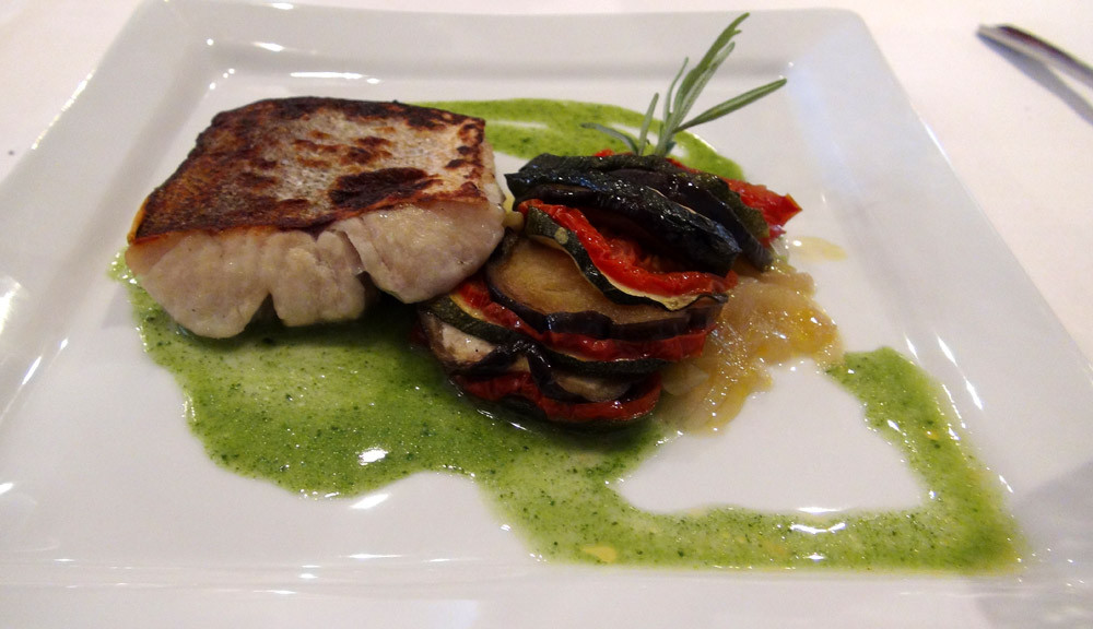 Merlu de ligne rôti, tian de légumes en brochette de romarin