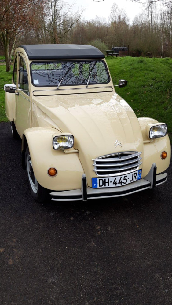 La fameuse 2 CV pour acheminer les clients vers les "Suites"
