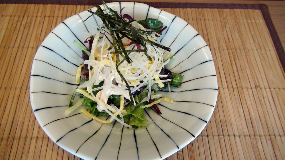 Mushidori salada (salade de filet de poulet à la vapeur, sauce au sésame blanc) 