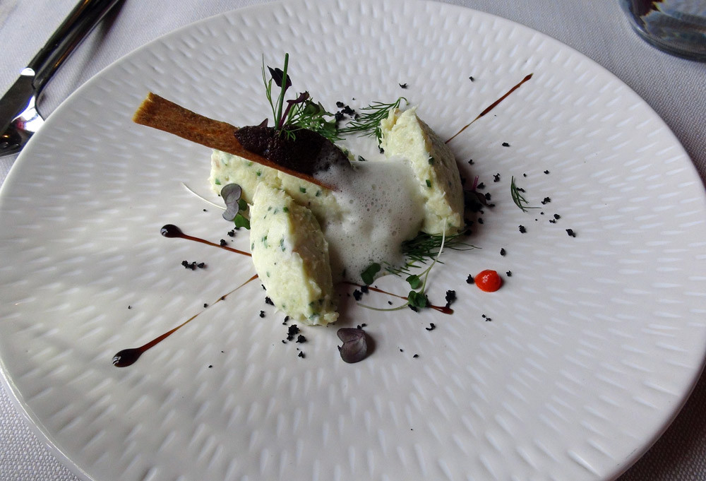 Brandade de morue servie froide, poudre d’olive, bouillon mousseux huile d’olive